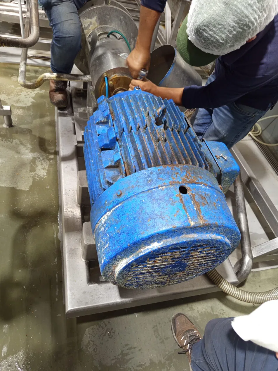 Técnico interviniendo un motor eléctrico industrial